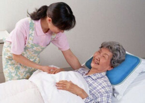 Kinh nghiệm chăm sóc người nằm lâu trong sinh hoạt gia đình